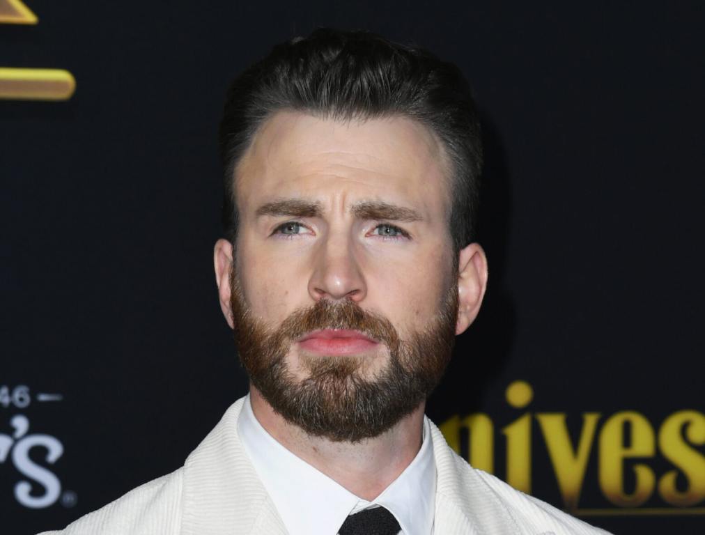 Chris Evans Is Peoples Sexiest Man Alive Of 2022 See His Hottest Photos 9301