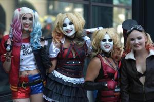 4 People dressed as different versions of Harley Quinn. 1 dressed in the Suicide Squad outfit. 2 dressed in costumes from the Arkham video game series. 1 dressed as Bombshell Harley from DC comics.